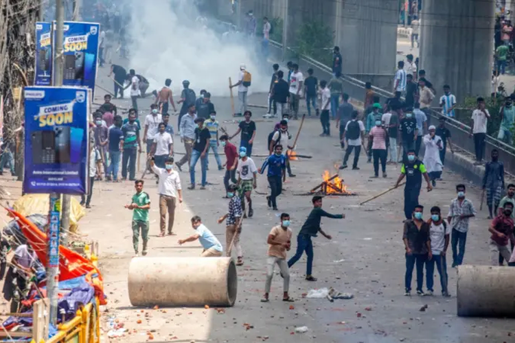 Demo Berlanjut di Bangladesh, Kemenlu Siapkan \”Safe House\” untuk 24 Kru Garuda Indonesia